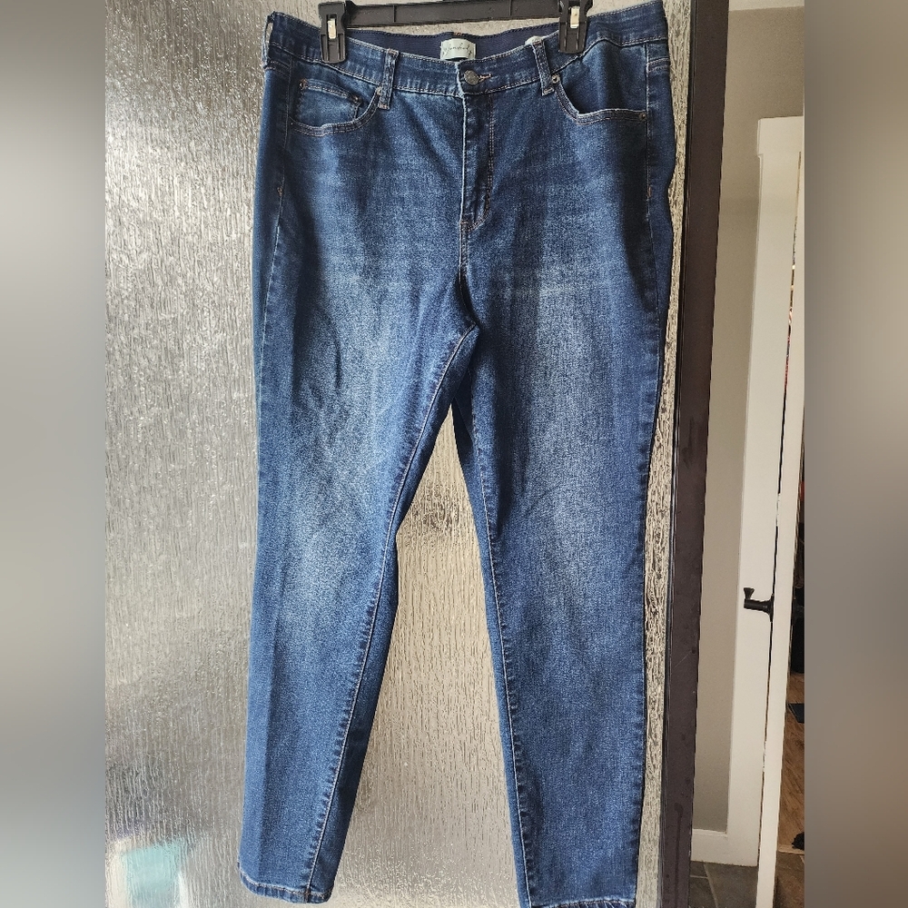 NWOT. Wonderly Mid Rise Skinny Jeans